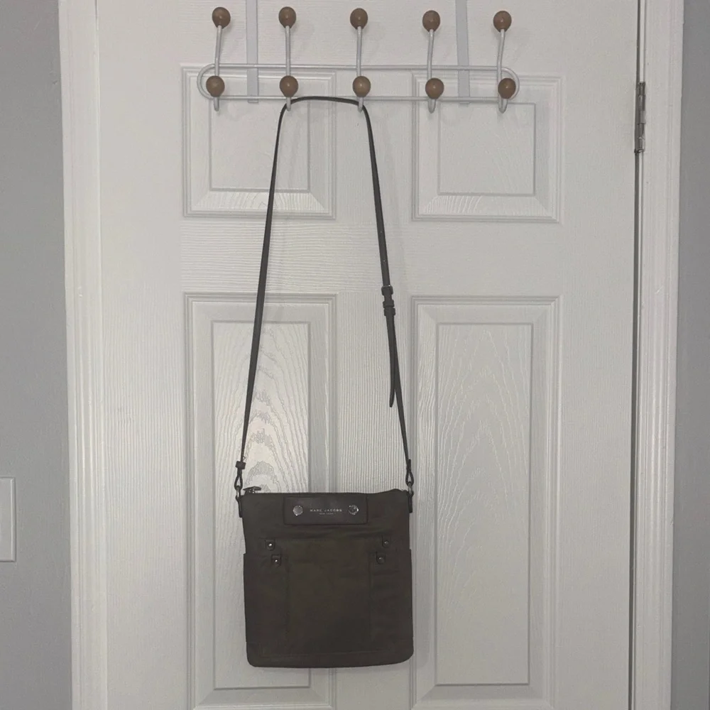 GUC Marc Jacobs olive crossbody bag - Picture 1 of 8